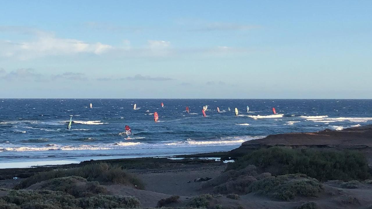 alquilaencanarias El Medano Los Martines frente playa Exterior foto